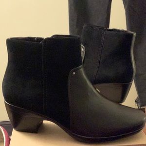 Black boots size 9
